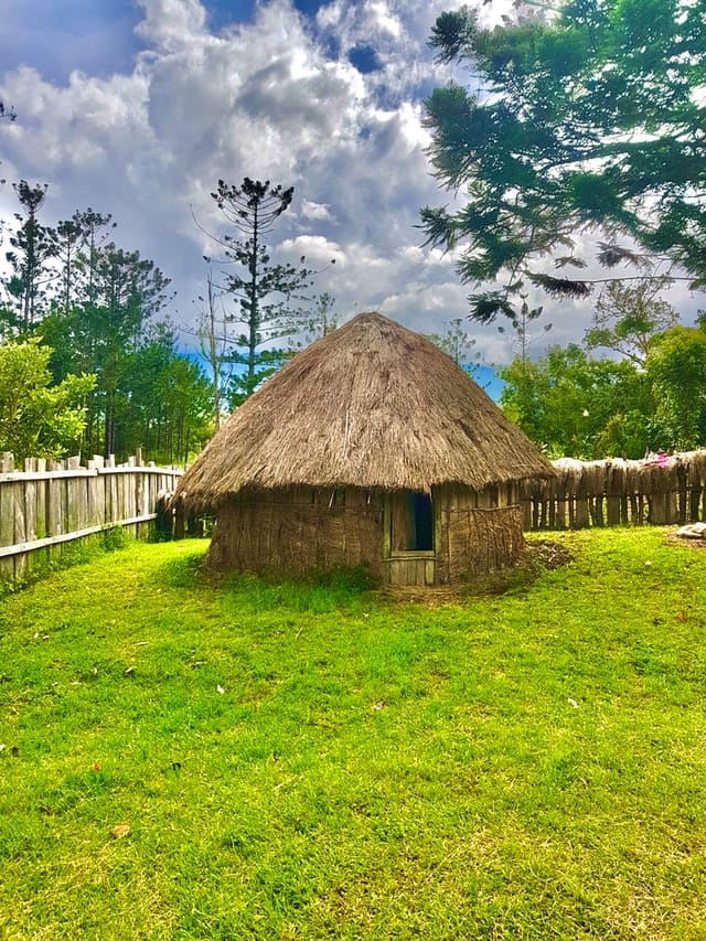 gambar rumah adat Honai