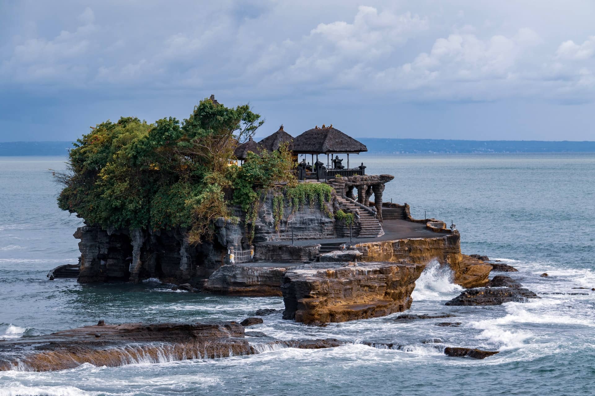 4 Tips Menghindari Kerumunan Bagi Penikmat Langit Senja Tanah Lot Bali
